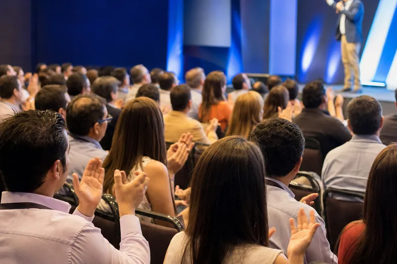 Convención corporativa con asistentes en plenaria